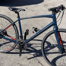 Specialized Sirrus 18 speed medium size lightweight aluminum frame with hydraulic disc brakes