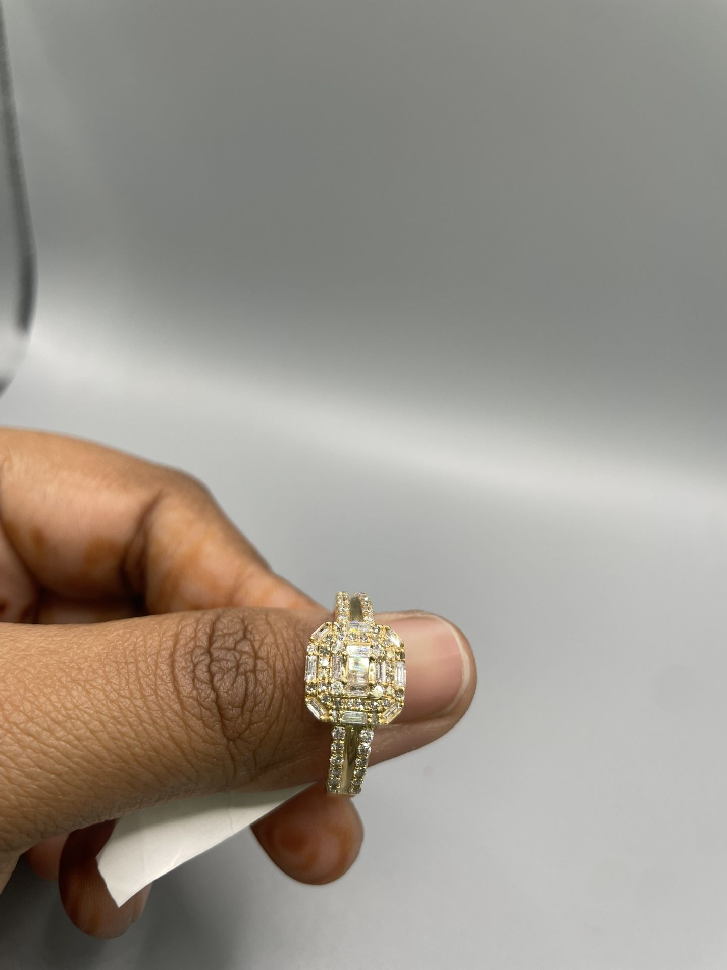 Timeless Elegance:18 Kt Gold And Diamond Ring