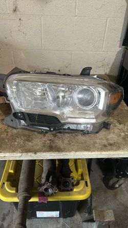 2022 Toyota Tacoma Passenger Side Oem Head Light