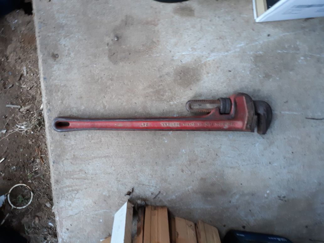 Pipe wrench.