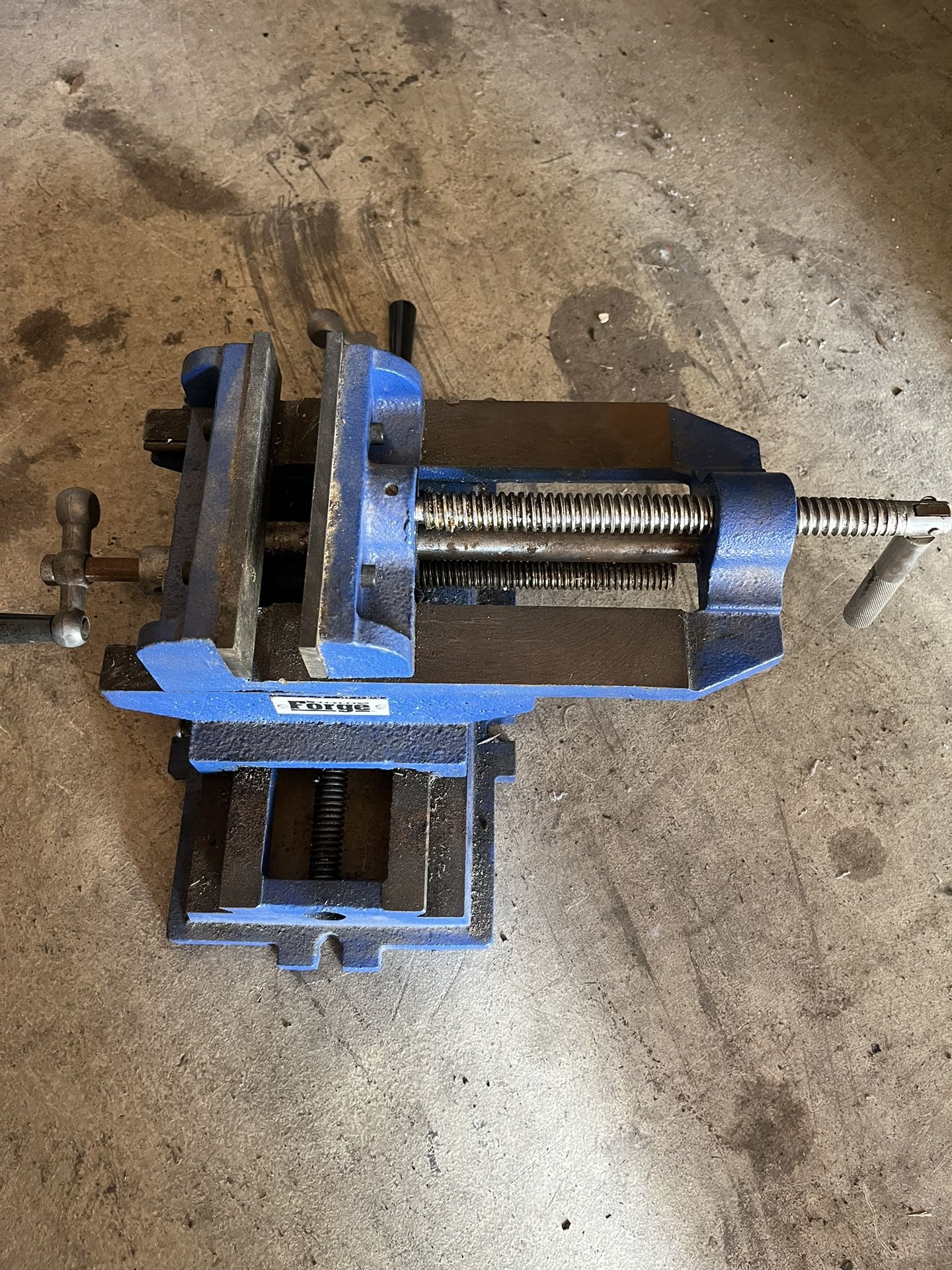 Central forge outlet cross slide vise