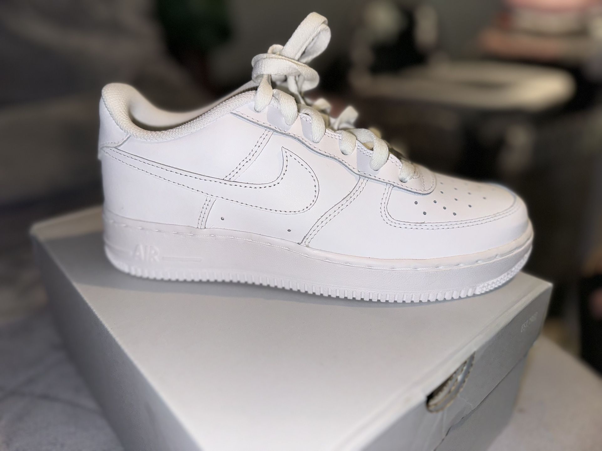 White nike AF 1’s 6.5y 