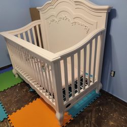 Like New Crib - Ivory Color - Real Wood - Comes With Mattress & Toddler Rail