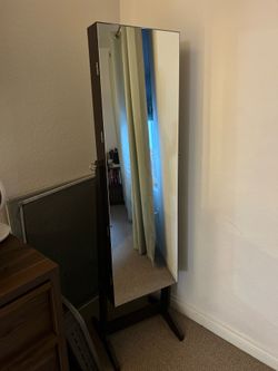 Mirror jewelry cabinet