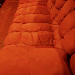 Ou Red MATHIS BROTHERS DUEL RECLINERS COUCH VERY COMFORTABLE Excellent Condition Can DELIVER Okc 30