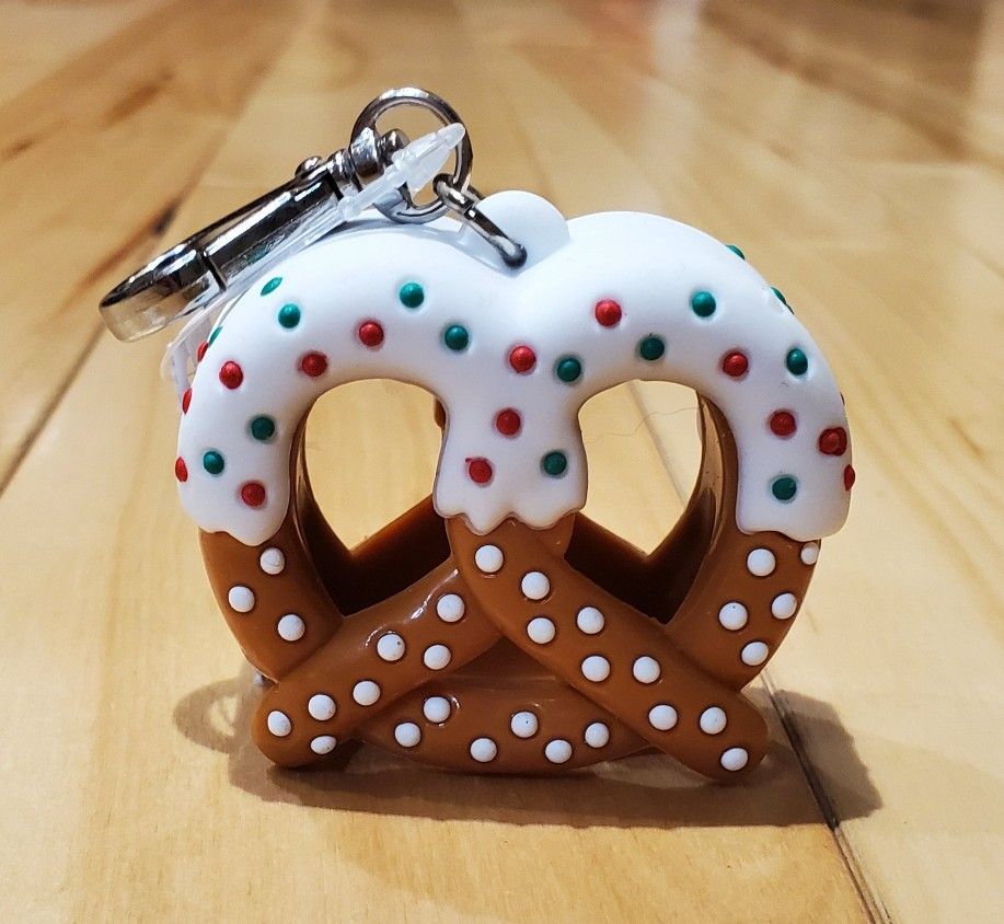 NEW Bath & Body Works Holiday Pretzel Pocketbac Hand Sanitizer Holder
