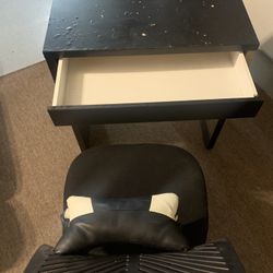 Free Desk With Rolling Chair 