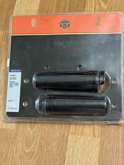 $200 OBO BRAND NEW unopened Harley-Davidson® Kahuna Rubber Heated Hand Grips - Black, 4. Fits '16-later Dyna® FXDLS and Softail®, and '08-later