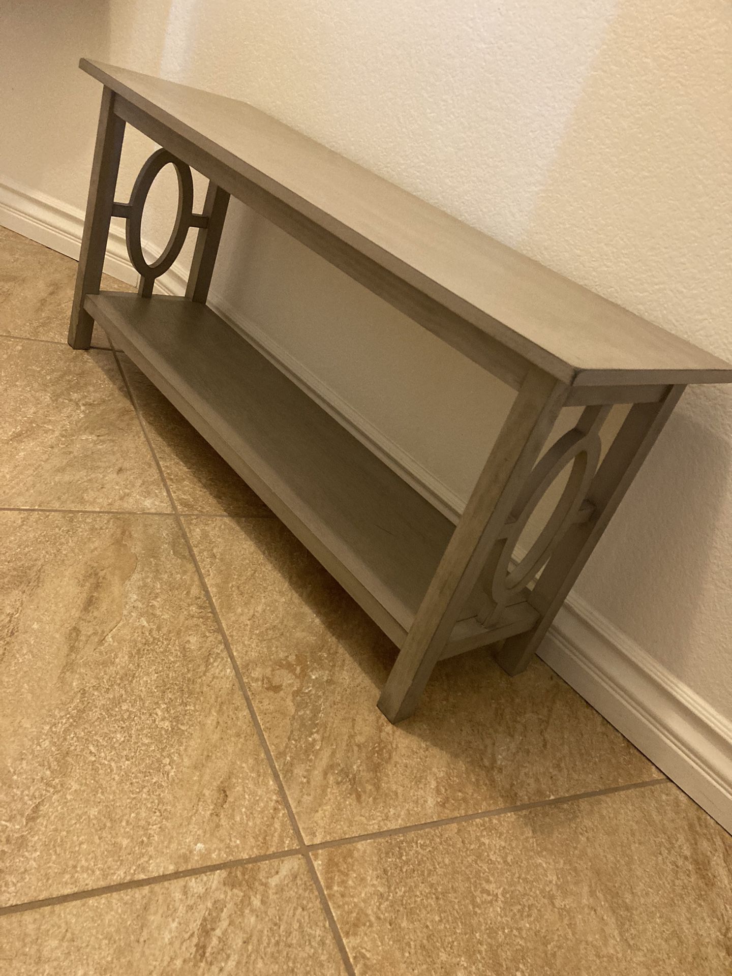 Small Decorative Table - Standing Shelves 