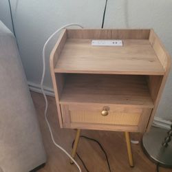 Nigth Stand With Usb Outlet