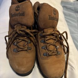 Timberlands remain unshakable legends !!! These boots are coming back !!! Great condition !! Beautiful boots with excellent craftsmanship and style !!