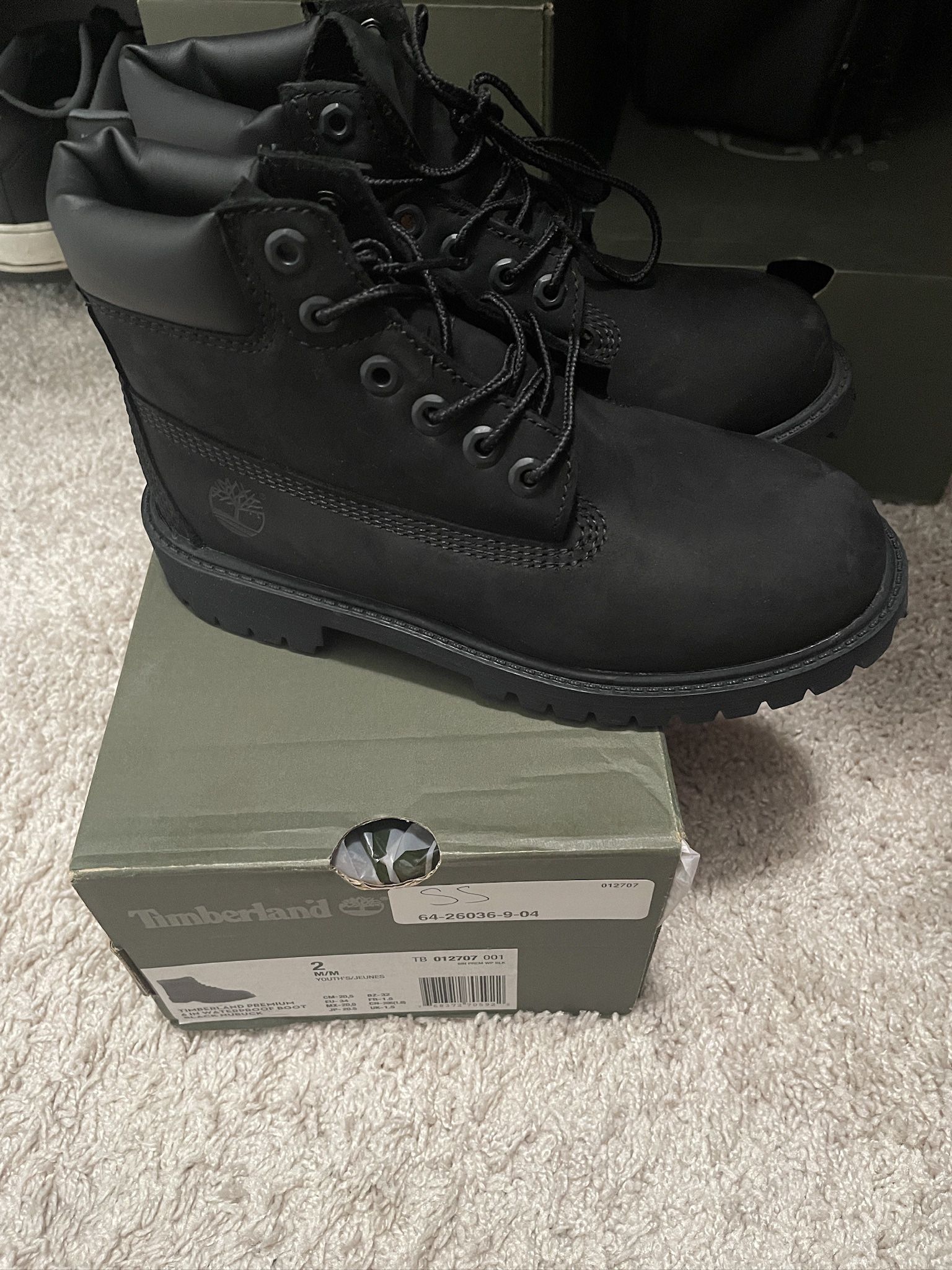 Black Timberlands Kids Boots Size 2 ( Hablo Español )