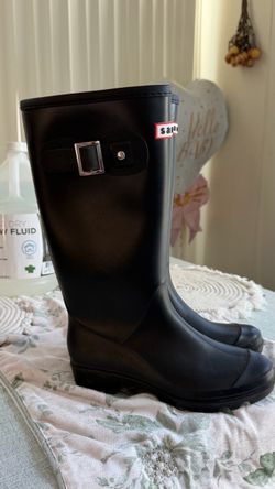 Women’s rain boots size 8