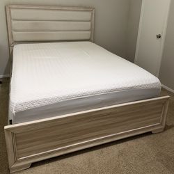 Queen Bed Frame + Mattress - Rooms To Go - Like New (2025)