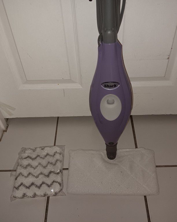 Shark steam mop with NEW, never used cleaning pad (MISSING water tank plug) AS IS/AS SEEN FIRM