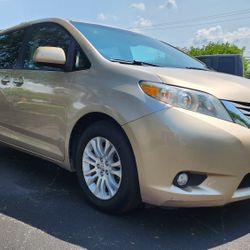 2011 Toyota Sienna XLE Minivan 