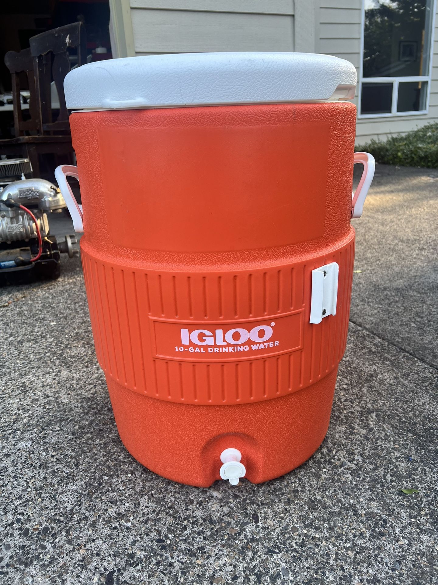 10 Gallon Igloo Cooler/Beverage Dispenser