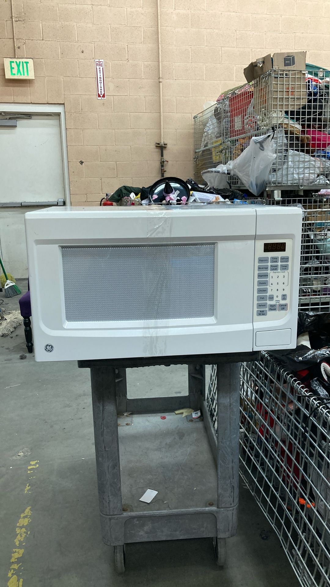 Ge – 1.4 Cu. Feet. Countertop Microwave With Sensor.