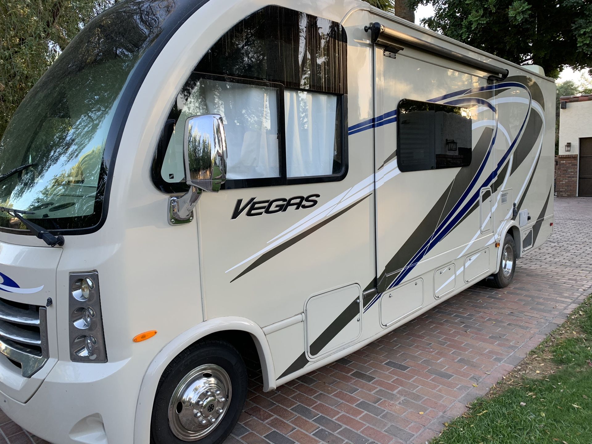2015 Thor Vegas 24.2 Class A Motorhome RV Like New! for Sale in Phoenix