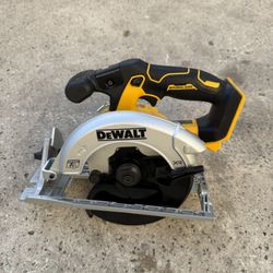 Dewalt 20v Xr 6 1/2in Circular Saw (tool Only) 