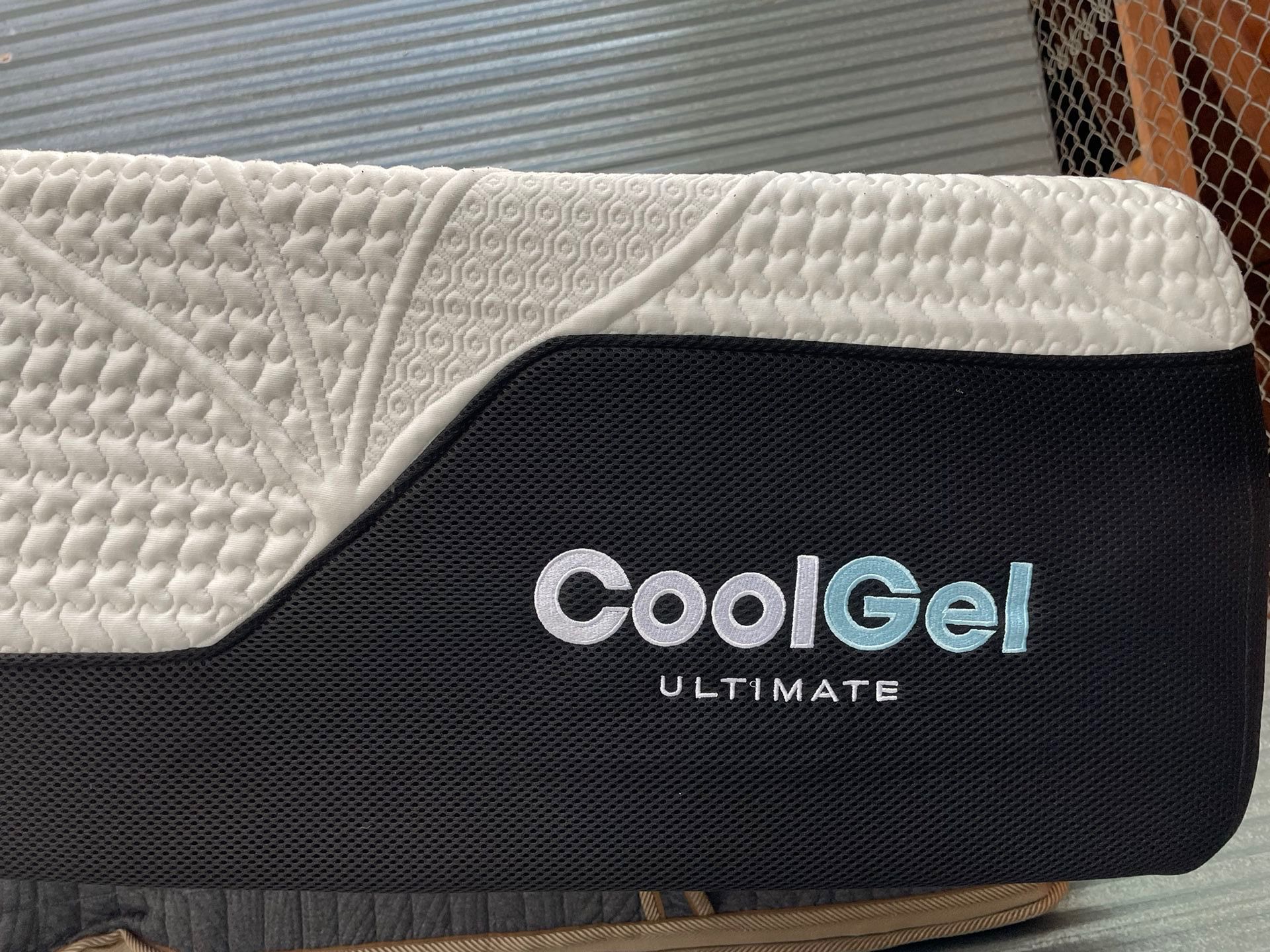 King • 14” Cool Gel Chill Memory Foam Mattress & White Bed Frame