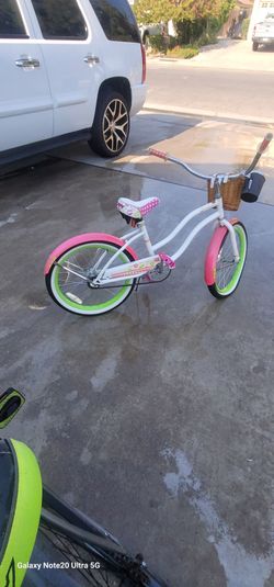 Girls Cruiser Bike with Basket 20" rode twice new condition
