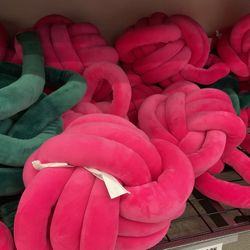 Knot Pillow 