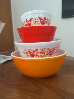 Vintage Pyrex Friendship Bowl Set
