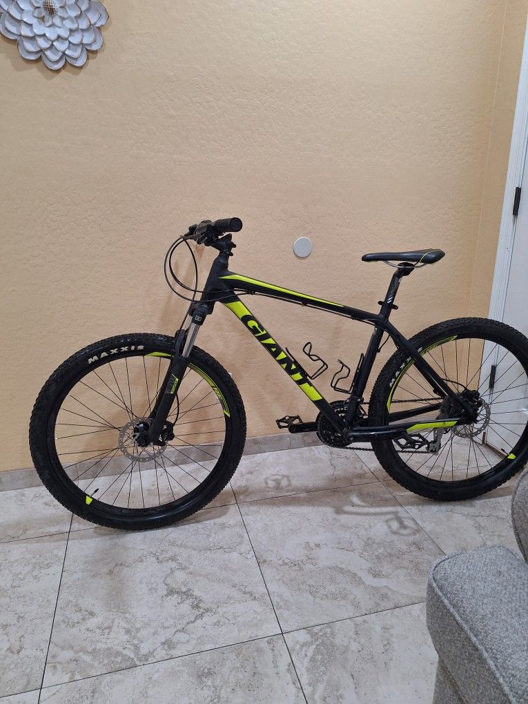 GIANT TALON 3 MOUNTAIN BIKE 27.5 INCH LIKE NEW ( CHECK MY OTHER BIKES)
