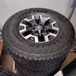 2022 Rims with tires for toyota tacoma-4runner
265/70 R16 tires are like new