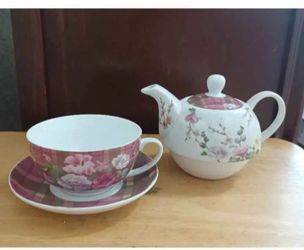 VINTAGE Katie Alice Teapot and Cup/Saucer...$20