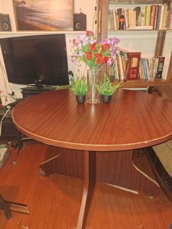 Round kitchen table