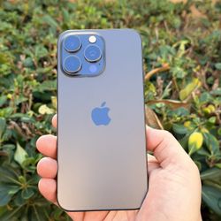 iPhone 15 Pro Max 256 Pristine  Like New Amazing Condition!   (AT&T Or Cricket).  Hablo Espanol.