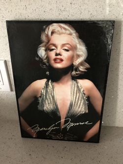 Wooden Marilyn Monroe pic