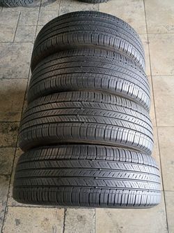 Set of 4 235/65/17 Kumho Crugen $180