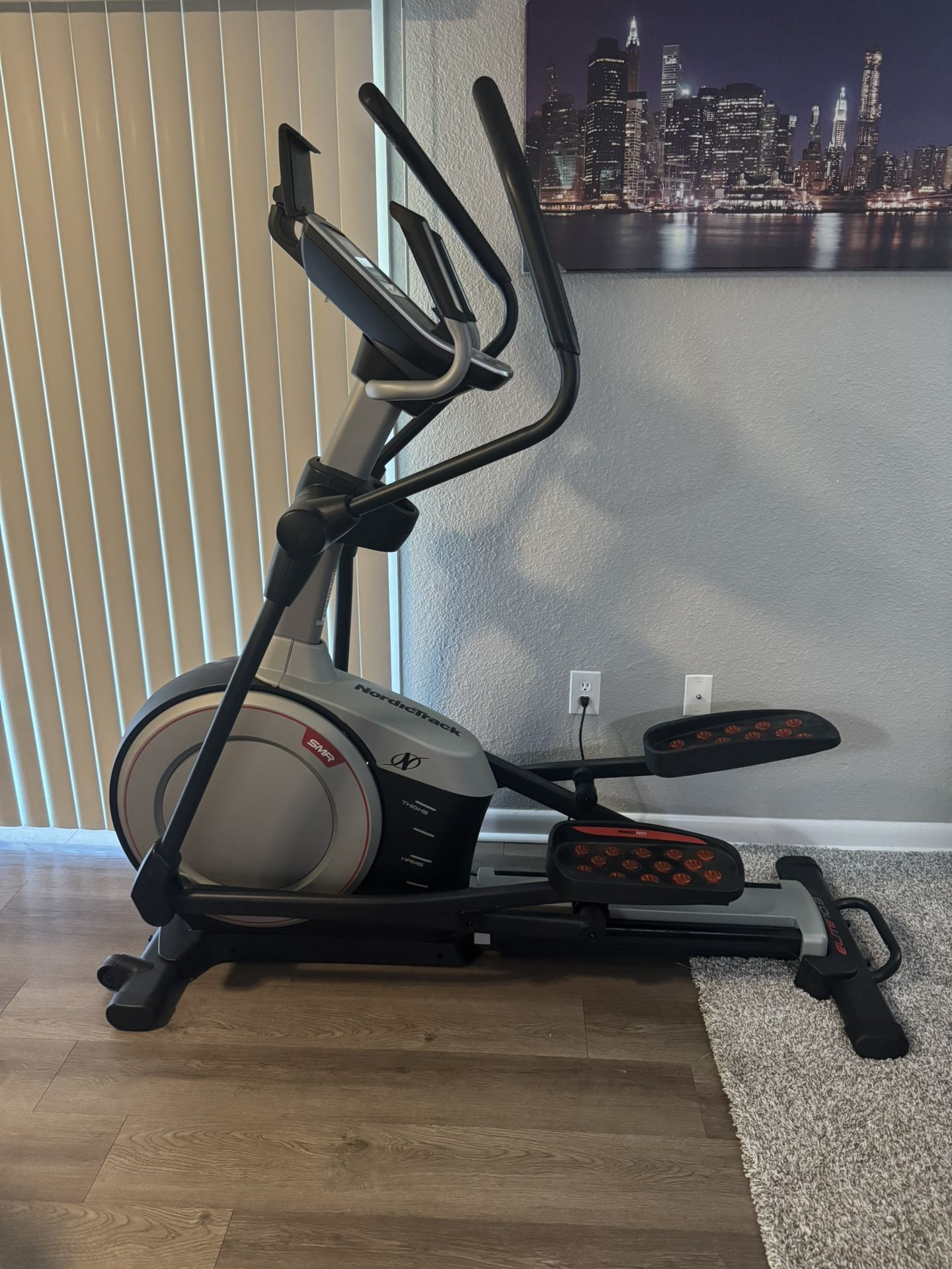 Elliptical NordicTrack Elite 10.9 – Upgraded Digital Monitor