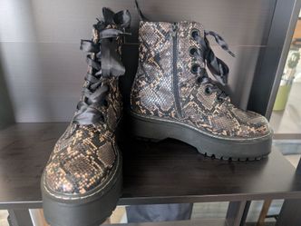 Forever 21 Snake Print size 9