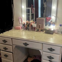 Vanity $60Y Silla $50