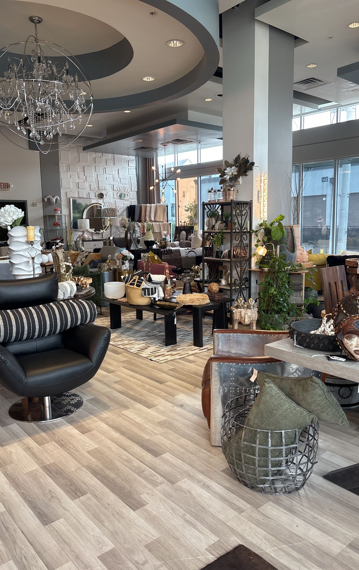 Furniture / Art / Decorum Gallery