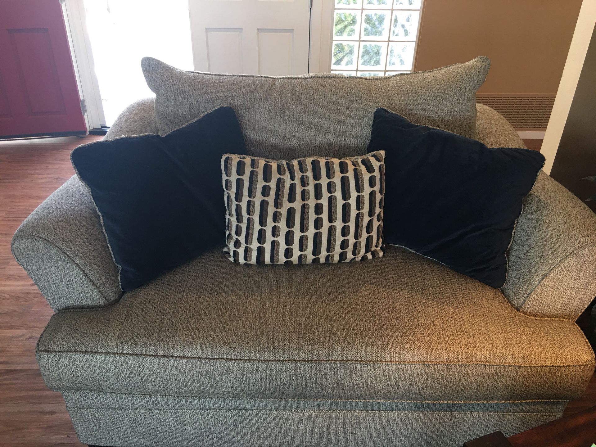 Great Love Seat with 3 pillows
