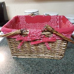Brand New The Pi O N E E R Woman Basket With Liner (Must Pick Up