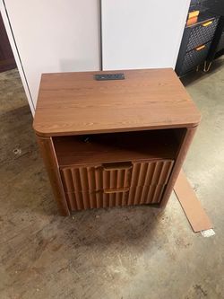 OGETFUUR Nightstand with Charging Station Mid Century Modern Night Stand with Cuvred Design Wood End Table with 2 Drawers Open Compartment Bedside Tab