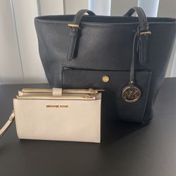 Good Deal Michael  Kors Tote 👜 Bag And Wristlet. “ Pick Up Only “2