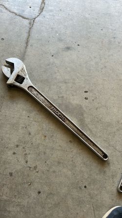Rigid adjustable wrench