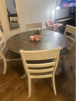 Dining round table + 4 chairs Ashley’s furniture “HAVALANCE” model