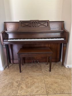 Samick Piano SU-143 Stand Up Console