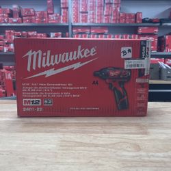 Milwaukee M12 12V Lithium-Ion Cordless 1/4 in. Hex Screwdriver Kit with Two 1.5Ah Batteries, Charger and Tool Bag