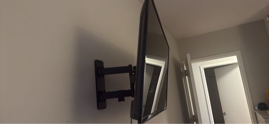 32” Amazon Fire TV 2-Series + Full-Motion Wall Mount