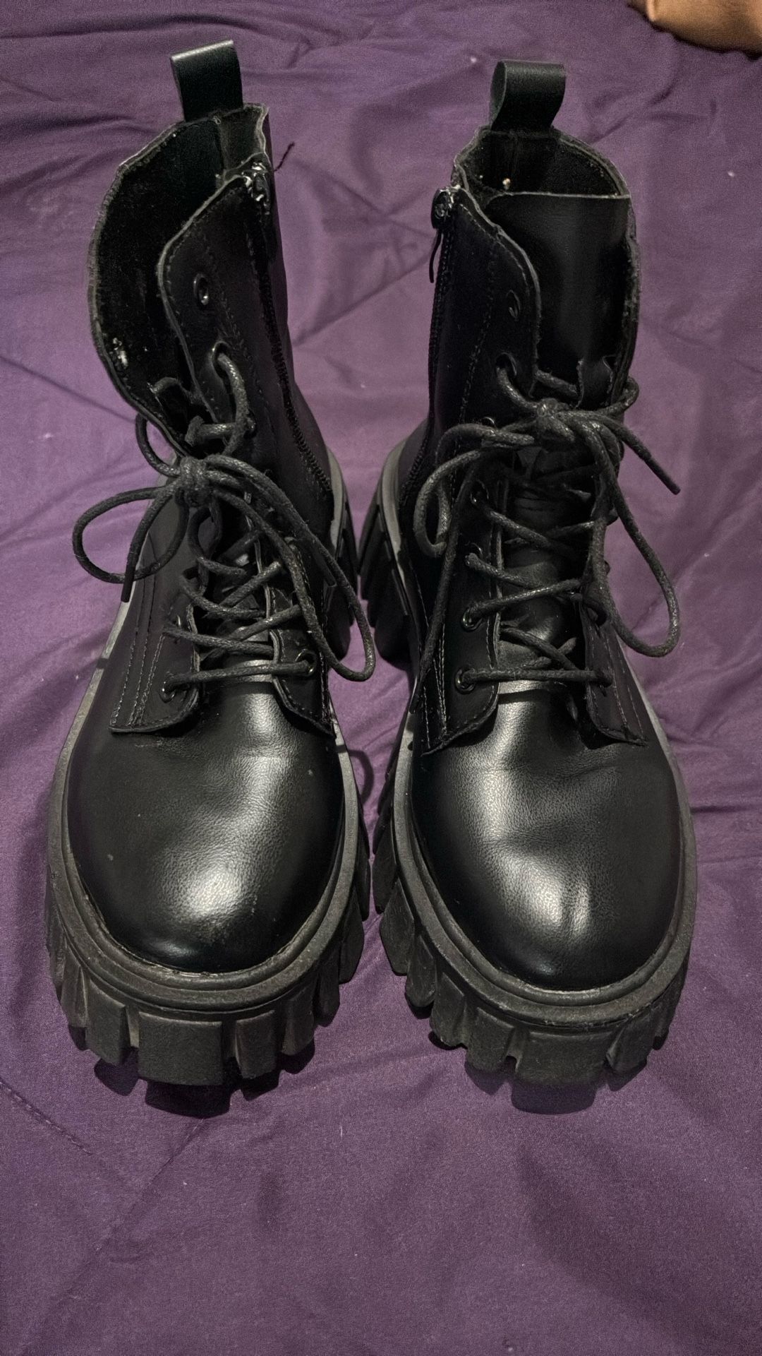 Women’s black ankle boots platform zipper on side size 38 i’m believe it’s a 7.5M i baught in London don’t have a brand