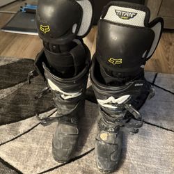 Fox Alpinestar Tech 3 boots with knee guards, fox racing pants and chest piece with shoulder pads